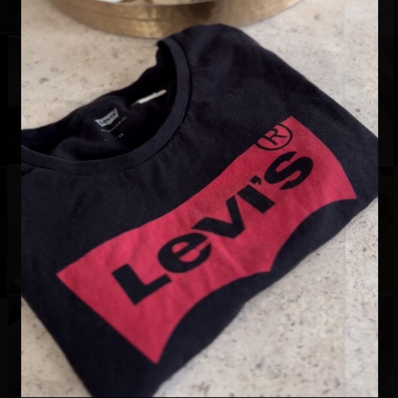 Levi’s logo black and red t-shirt - Picture 2 of 2